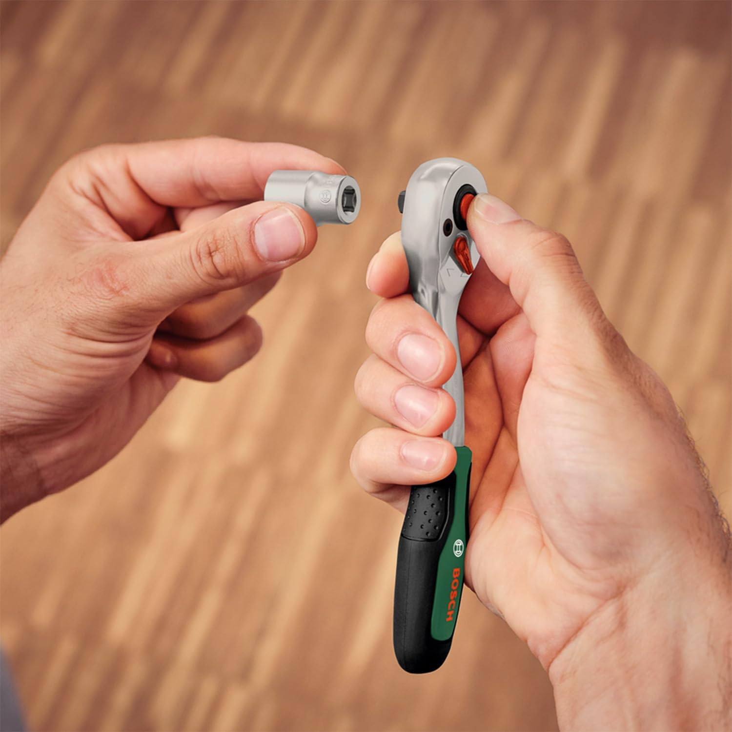 🚗 KFZ & Werkstatt – Bosch Ratschen Set 1/4" + 1/2", 57-teilig (Zwei robuste Ratschen; 55 Zubehöre; Hohes Drehmoment; Verriegelungsknopf; Intuitiver Richtungswechsel; Gebogener Hals; Ergonomischer Softgrip; Tragekoffer) – Bild 2
