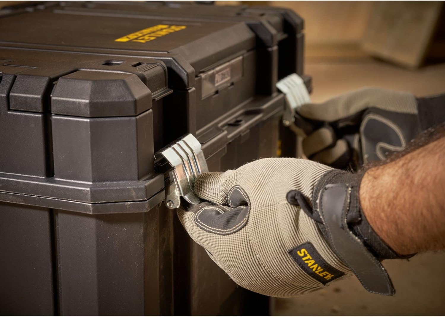 ⚒️ Bau & Montage – Stanley FMST1-75796 Werkzeugkoffer FatMax Pro-Stack (23 Liter, tiefes Design mit breitem Griff, rostfreie Metallverschlüsse, stapelbar über seitliches Verbindungssystem). – Bild 5