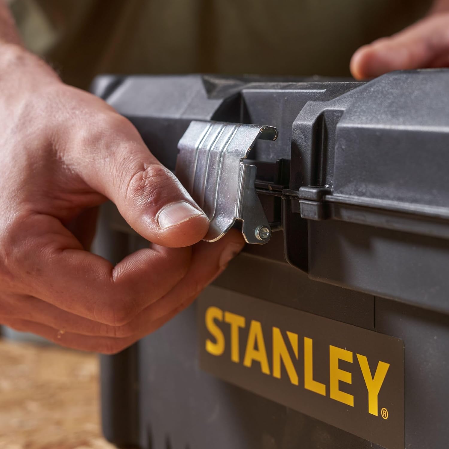 ⚒️ Bau & Montage – Stanley STST1-75518 Essential 16 Zoll Werkzeugkasten mit Metallverschlüssen, Schwarz/Gelb, Zoll – Bild 12