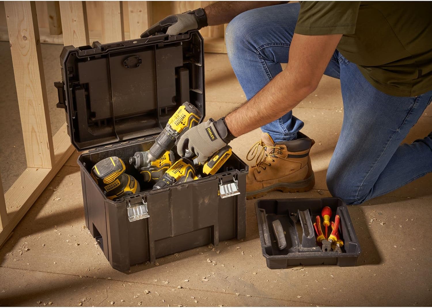 ⚒️ Bau & Montage – Stanley FMST1-75796 Werkzeugkoffer FatMax Pro-Stack (23 Liter, tiefes Design mit breitem Griff, rostfreie Metallverschlüsse, stapelbar über seitliches Verbindungssystem). – Bild 4