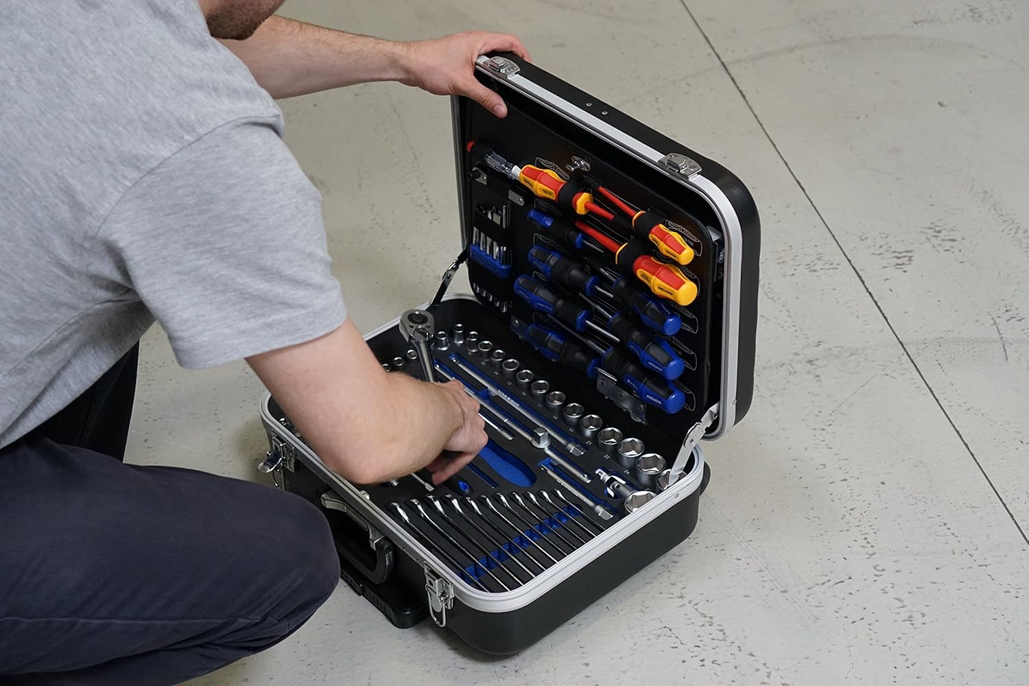 🔥 Angebote & Aktionen – PROJAHN 4963-01 1/4" + 1/2" Universal Tool Trolley, Black, Set of 130 Pieces – Bild 3