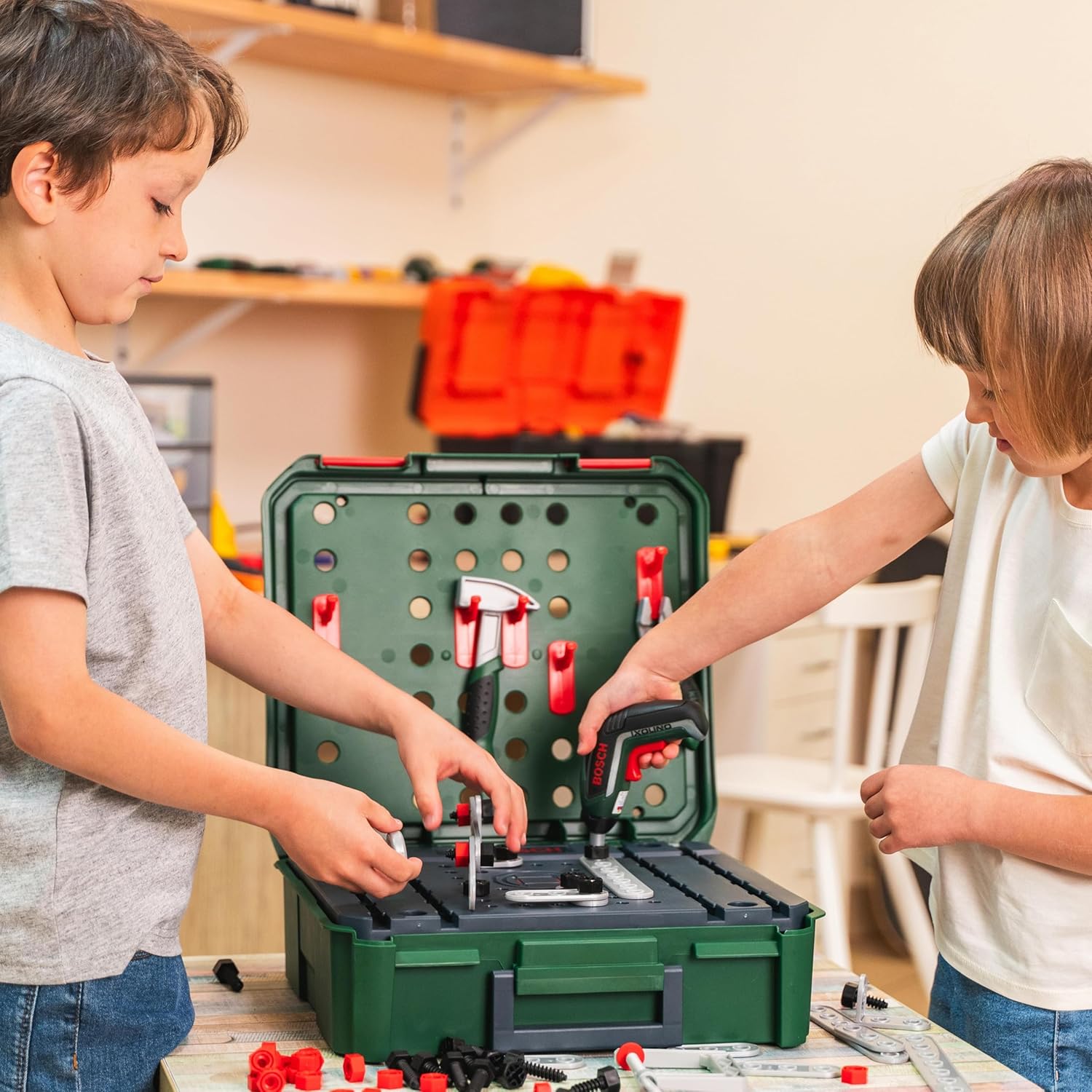 ⚒️ Bau & Montage – Theo Klein 8396 Bosch Werkbankkoffer + IXOLINO II I Für Konstruktionsspiele I Inklusive Werkzeug und Zubehör I Spielzeug für Kinder ab 3 Jahren – Bild 2